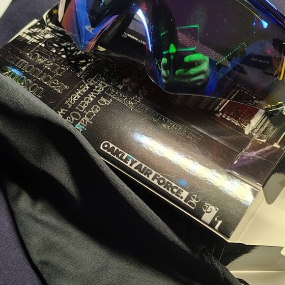 OAKLEY AIR FORCE - WRAP AROUNDS- BRAND NEW- REG $175! - Picture 5 of 5